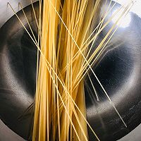 番茄虾仁意面的做法图解6