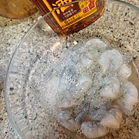 外焦里嫩：糖醋虾仁的做法图解2