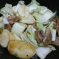 土豆炖白菜的做法图解3