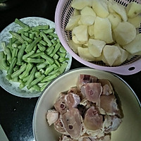 鸡腿肉 烩菜的做法图解1