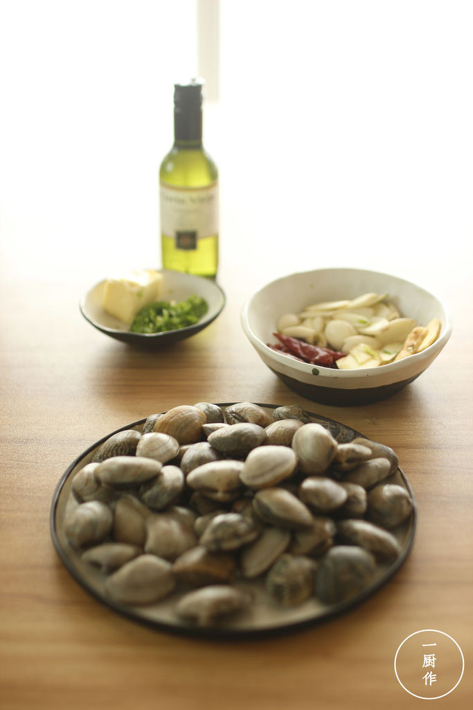 一厨作珐琅锅之白葡萄酒闷蛤蜊，一起回味在法国的感觉的做法