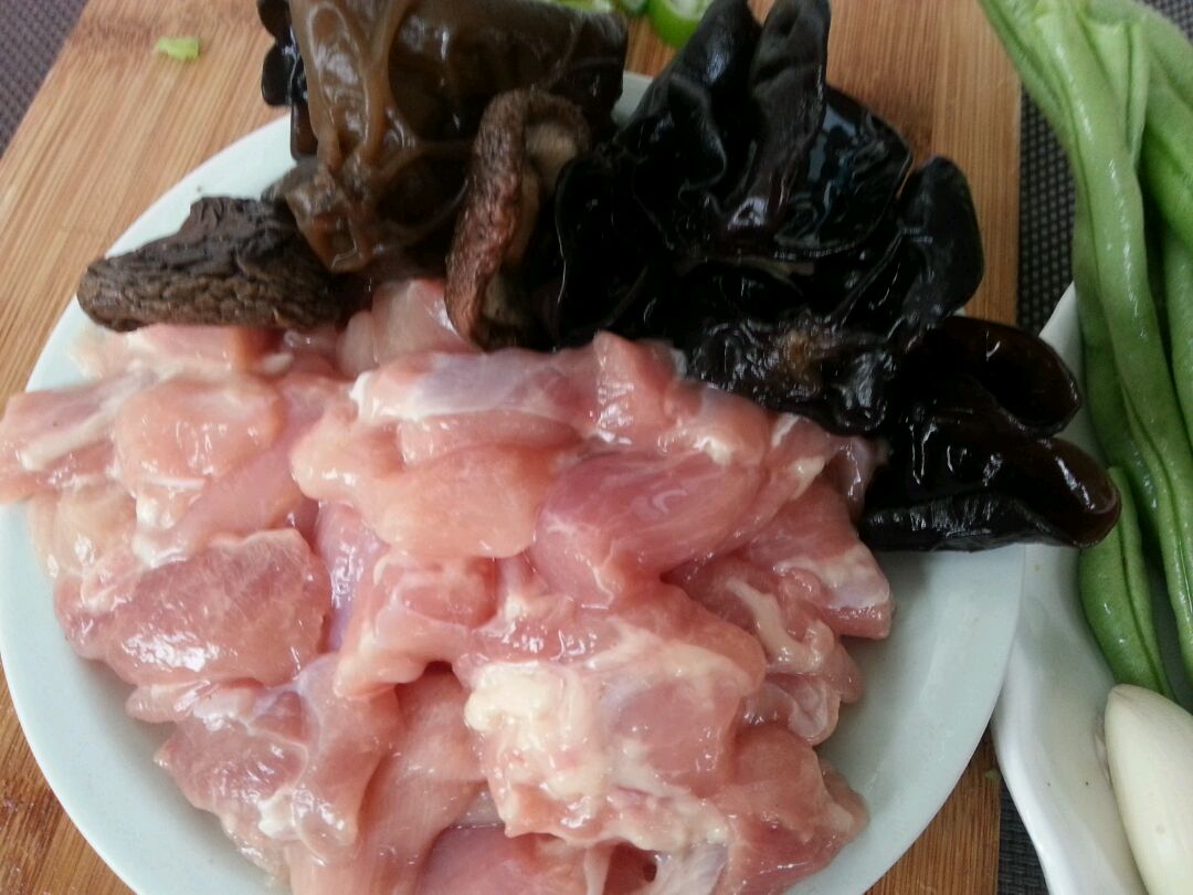 香菇豆角炒鸡腿肉的做法图解3