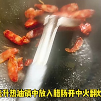 #晒出你的中秋团圆饭# 豆芽炒腊肠的做法图解1