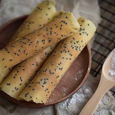 儿时的黑芝麻鸡蛋卷