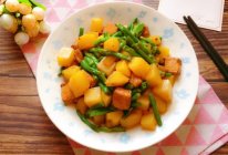 土豆豆角烧肉的做法