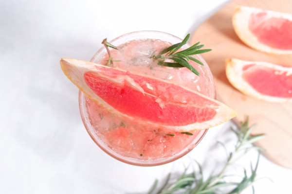 满杯柚柚苏打水