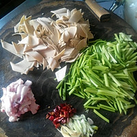 芹菜炖干豆腐的做法图解1
