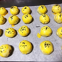#憋在家里吃什么#传统中式点心蛋黄酥的做法图解24