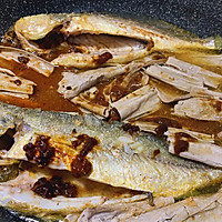 #中秋团圆食味#小姨妈黑腐竹辣焖黄花鱼的做法图解8