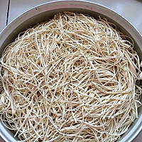 鸡丝豆角焖面的做法图解2