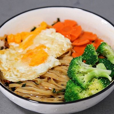 蔬菜煎蛋拌面