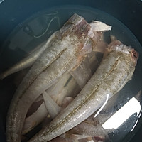 怪子魚炒青椒的做法图解1