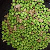 肉末嫩豌豆的做法图解4