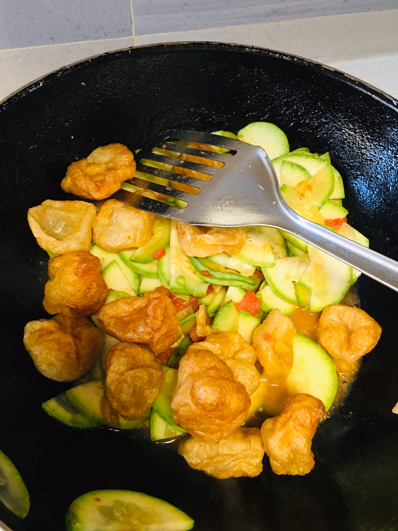超有食欲的一道家常菜——尖椒鸡胗炒面筋卷！