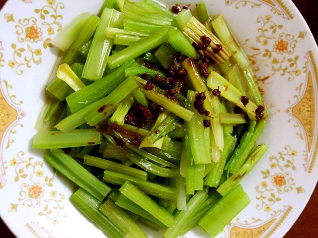 花椒油淋芹菜的做法