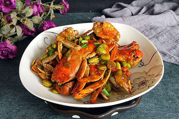 Fried crab with soybean seeds