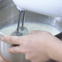 淡奶油的打发以及抹面的做法图解1