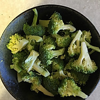 西兰花炒鸡肉木耳的做法图解2