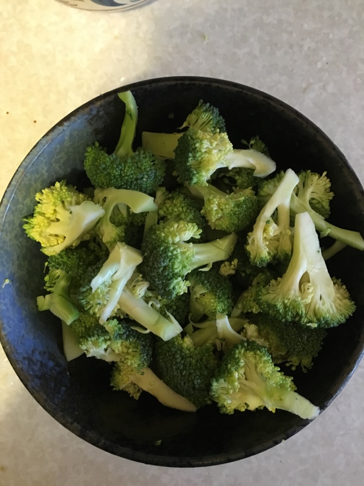 西兰花炒鸡肉木耳的做法图解2