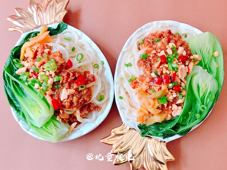 餐厅风味香辣肉酱拌面的做法