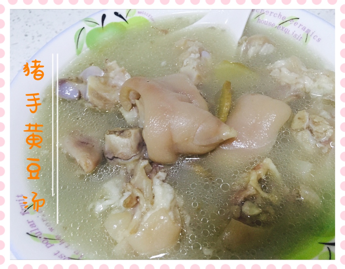 Pig's hand and soybean soup