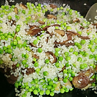 #春天的鲜味#腊肠豌豆糯米饭的做法图解6