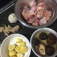 香菇板栗鸡的做法图解1