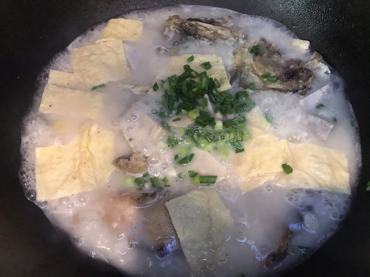 芋香奶白鱼头汤的做法