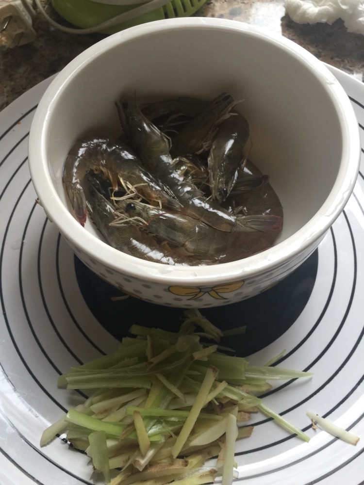 甜酥虾的做法图解1