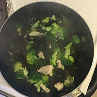 西兰花炒鸡肉木耳的做法图解4