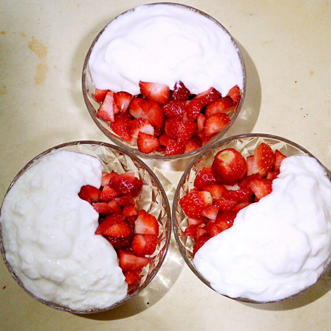 草莓酸奶牛奶甜品饮料摄影图高清摄影大图-千库网