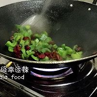 #新年开运菜，好事自然来#翡翠腊味——青椒炒腊肠的做法图解11