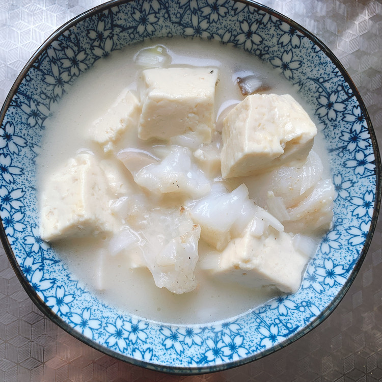 奶白奶白的鳕鱼豆腐汤的做法