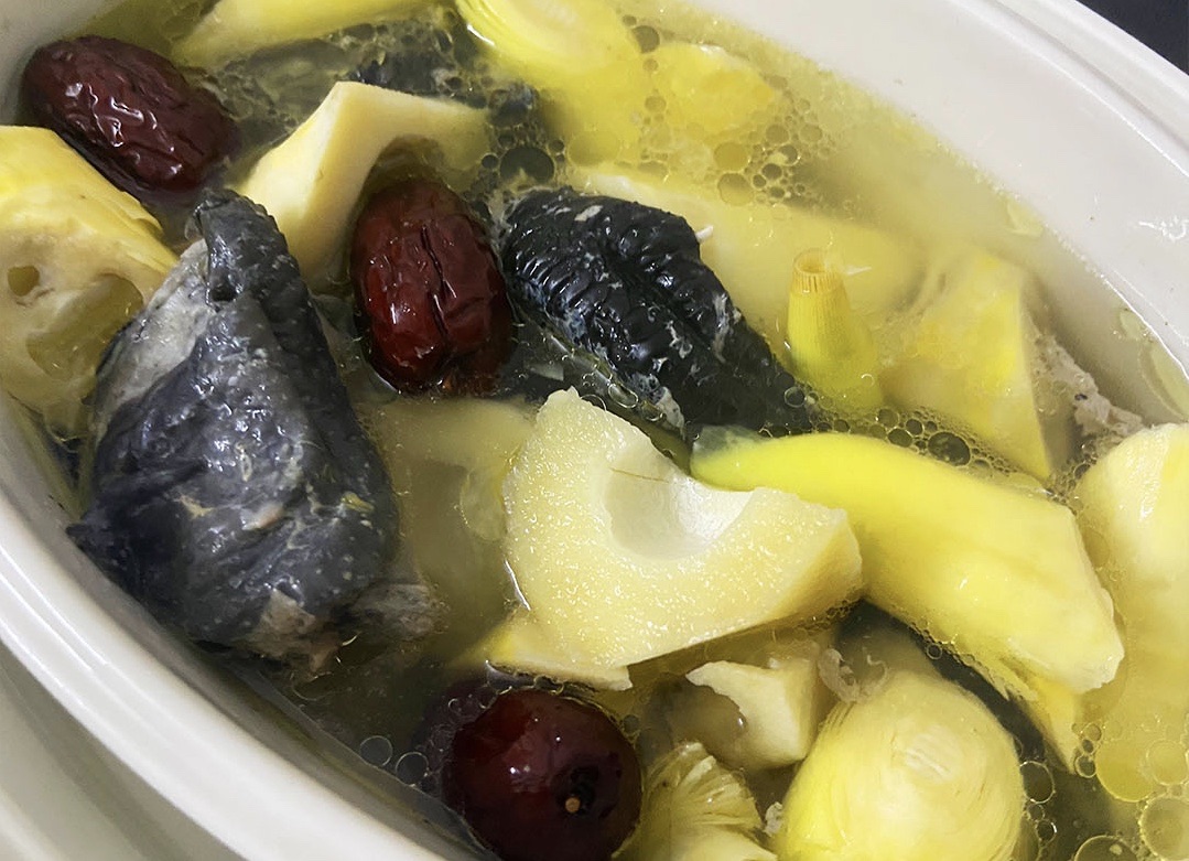 Black chicken soup with bamboo shoots