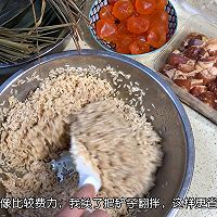 #我们约饭吧#咸粽党的最爱蛋黄肉粽的做法图解7