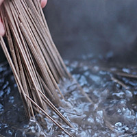 【一食呓语】芽菜鸡蛋葱油拌荞麦面的做法图解2