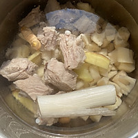 莲藕花生排骨汤的做法图解3