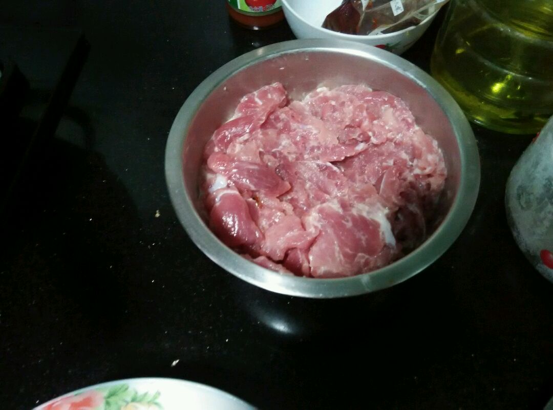 香菇芹菜炒肉的做法图解1