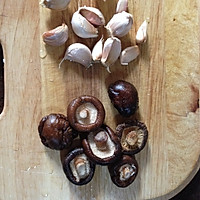 五花肉炖蘑菇的做法图解2