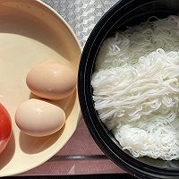 #感恩节烹饪挑战赛#番茄鸡蛋炒米线的做法图解1