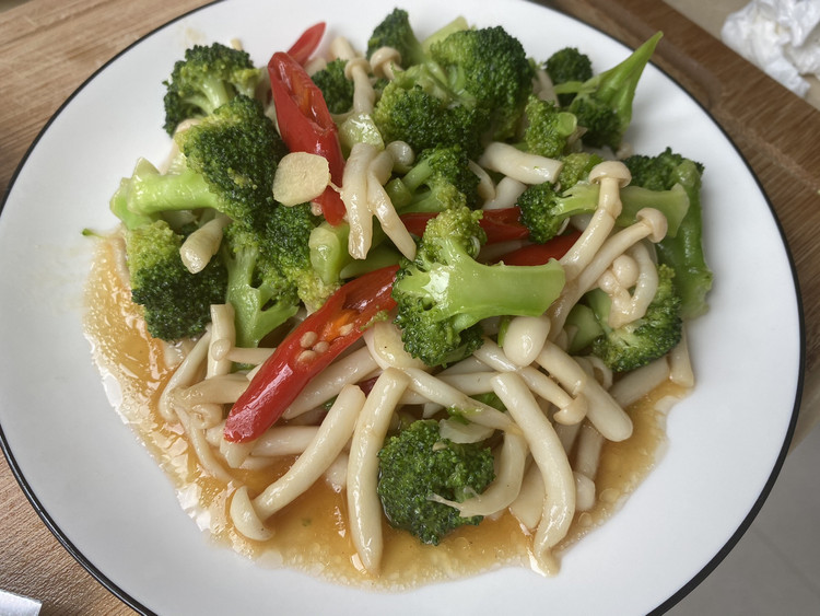 西蓝花烩白玉菇的做法