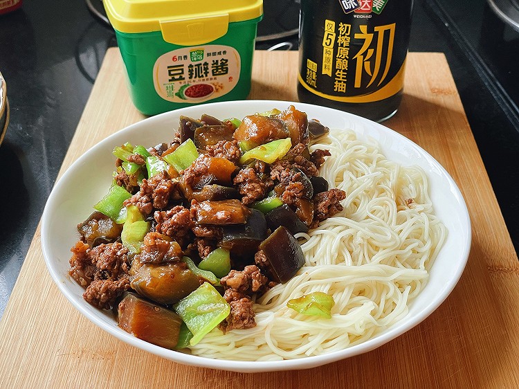 酱丁茄子盖浇面的做法