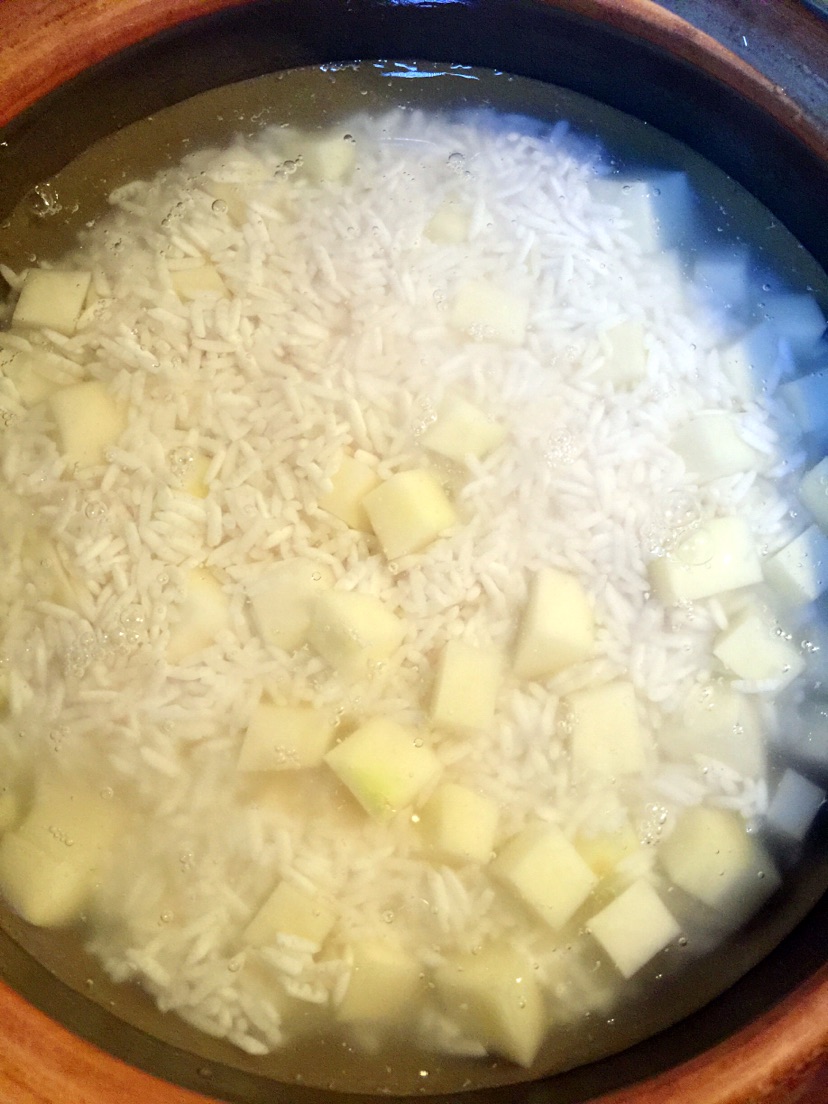 土豆腊肠煲仔饭的做法图解5