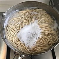 鲜虾炒面 #脊岭岛盐田虾美味大挑战#的做法图解3