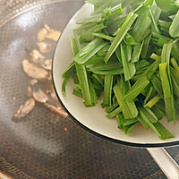蒜叶炒鸡杂的做法图解3