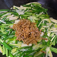 大蒜炒咸肉的做法图解6