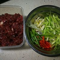 牛柳炒芹菜的做法图解1