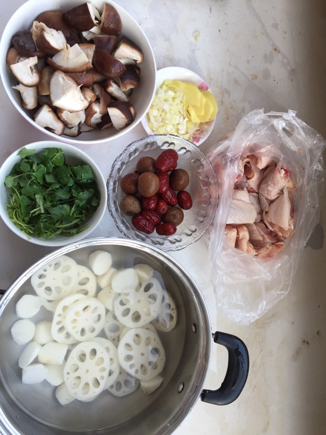香菇鸡汤的做法图解1