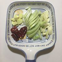 青椒鸡蛋炒肉的做法图解2