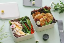 春季减脂便当——西葫芦鳕鱼饼+三色糙米饭鸡胸肉团+白灼芥蓝的做法
